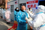 Dịch lan ra 20 thành phố, Trung Quốc chạy đua xét nghiệm hàng triệu người
