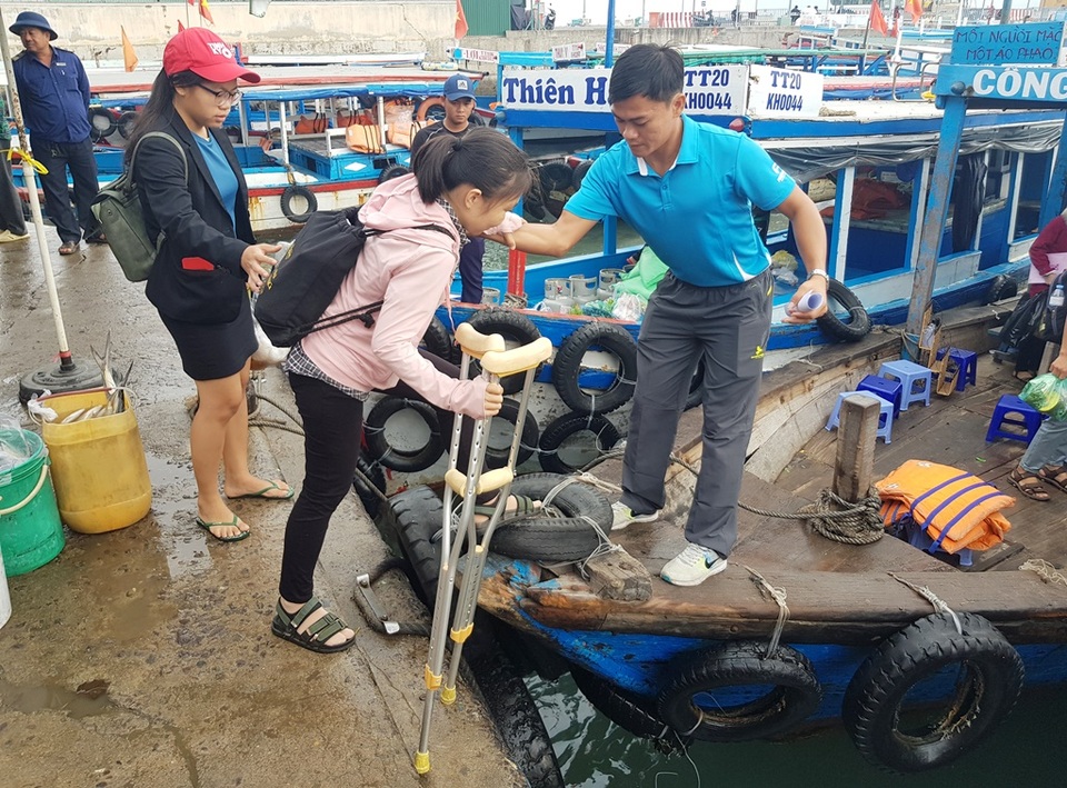 Phòng GD-ĐT TP Nha Trang thăm hỏi “cô giáo chống nạng vẫn vượt biển đi dạy học” - 1 Phòng GD-ĐT TP Nha Trang thăm hỏi “cô giáo chống nạng vẫn vượt biển đi dạy học” - 1