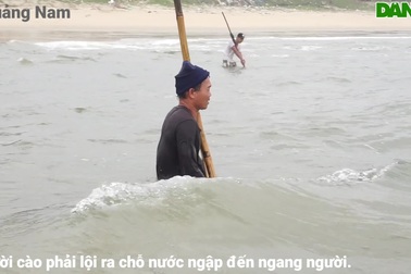 Ngư dân rủ nhau lội ngược sóng để thu "lộc biển"