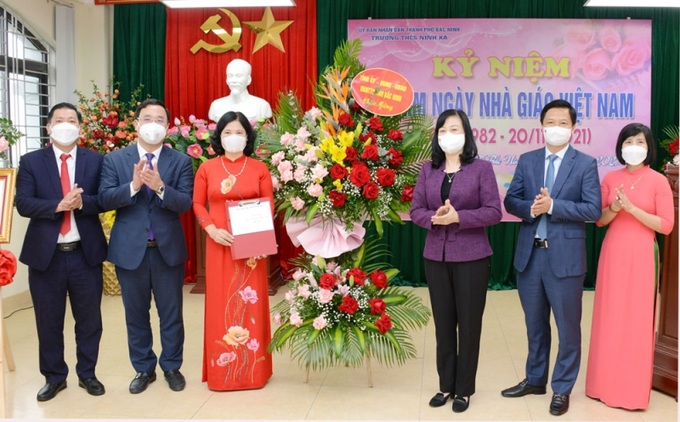Bí thư Tỉnh ủy Đào Hồng Lan chúc mừng các thầy, cô giáo nhân kỷ niệm 39 năm Ngày Nhà giáo Việt Nam tại buổi gặp mặt. Ảnh: bacninhtv
