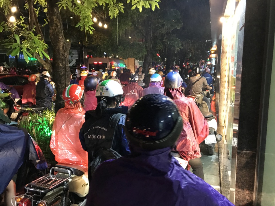 Đường phố Hà Nội ùn tắc kéo dài hàng cây số sau cơn mưa lớn chiều tan tầm - 6 Đường phố Hà Nội ùn tắc kéo dài hàng cây số sau cơn mưa lớn chiều tan tầm - 6