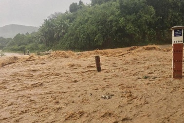 Một người chết, gần 60 nhà tốc mái do bão số 5