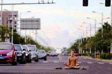 Sinh viên khỏa thân ngồi thiền giữa đường