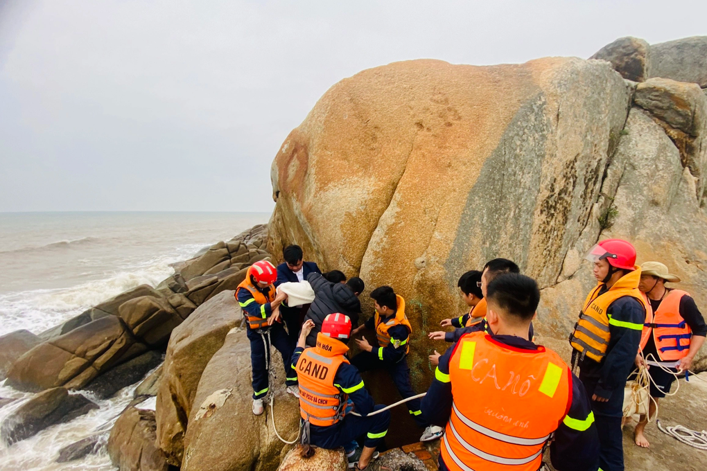 Giải cứu người phụ nữ định gieo mình xuống biển Sầm Sơn - 2 Giải cứu người phụ nữ định gieo mình xuống biển Sầm Sơn - 2