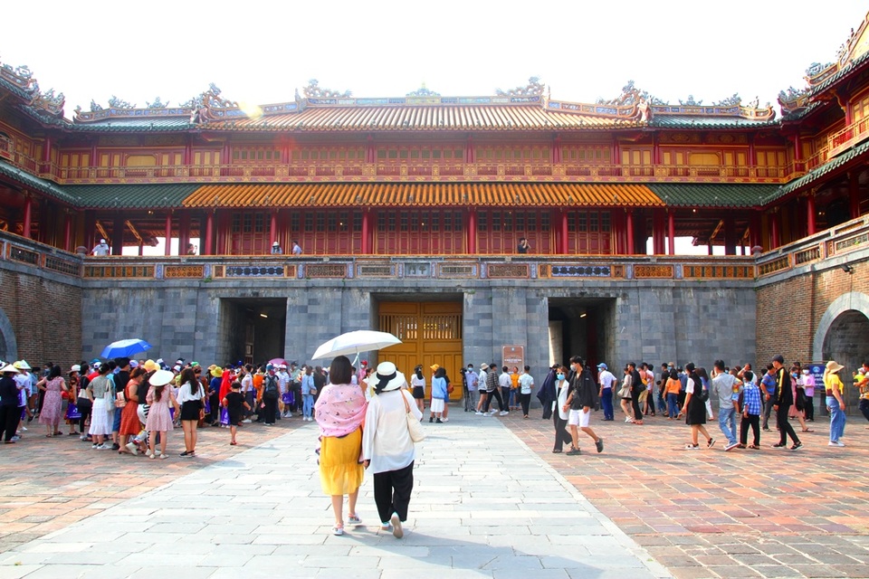 Du khách bịt khẩu trang kín mít tham quan cố đô Huế - 1 Du khách bịt khẩu trang kín mít tham quan cố đô Huế - 1