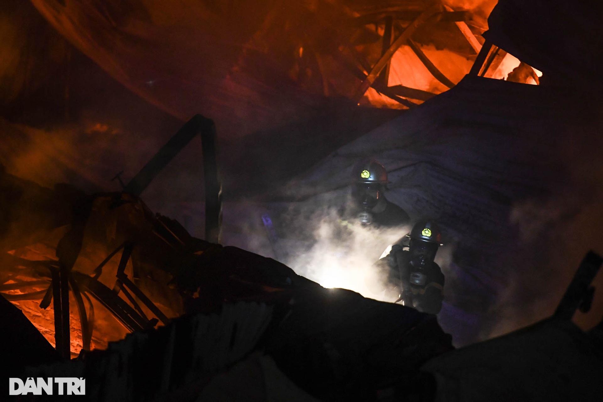 Hiện trường vụ cháy gần chợ Ninh Hiệp, nhiều tấn hàng Tết đã hóa thành tro - 16