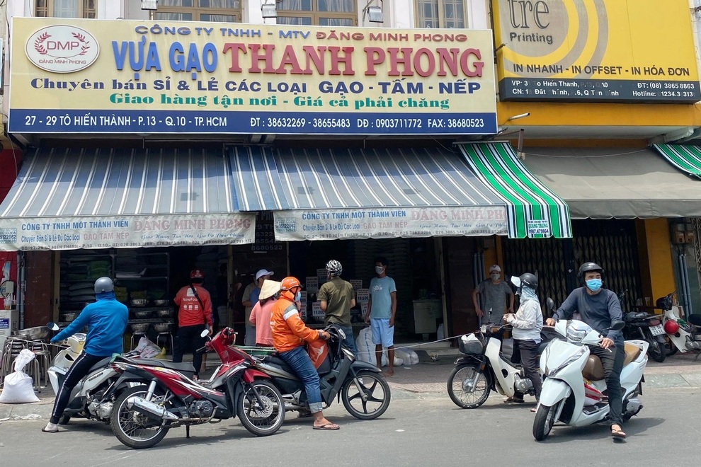 TPHCM: Cảnh xếp hàng dài ngoài siêu thị trong ngày có tin đồn thất thiệt - 13 TPHCM: Cảnh xếp hàng dài ngoài siêu thị trong ngày có tin đồn thất thiệt - 13