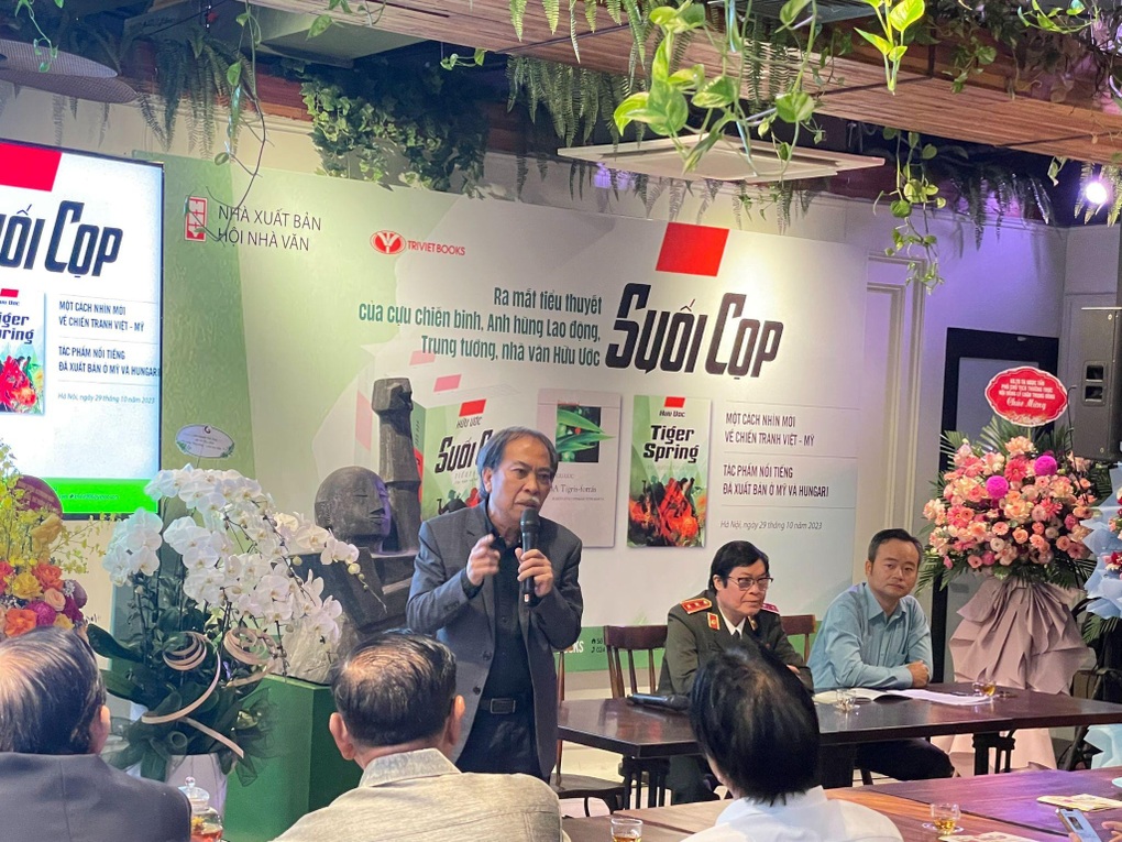 Nhà văn Hữu Ước ra mắt tiểu thuyết Suối Cọp - 3 Nhà văn Hữu Ước ra mắt tiểu thuyết Suối Cọp - 3