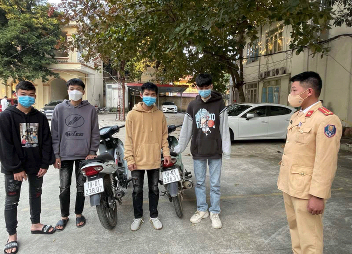 Phạt nặng nhóm thanh thiếu niên bốc đầu xe máy đi một bánh - 1 Phạt nặng nhóm thanh thiếu niên bốc đầu xe máy đi một bánh - 1