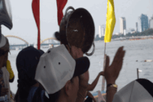 Nghìn người đội nắng, leo cây, gõ nồi, cổ vũ đua thuyền trên sông Hàn