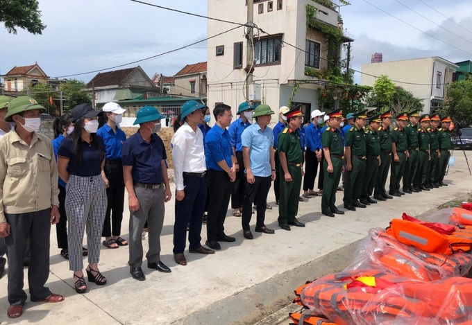 Tặng 200 áo phao các loại để ngư dân Thạch Kim đảm bảo an toàn khi sản xuất trên biển