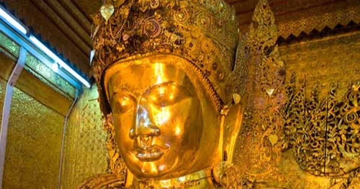 Khoảnh khắc ngôi chùa có tượng Phật dát vàng bị sụp đổ sau trận động đất