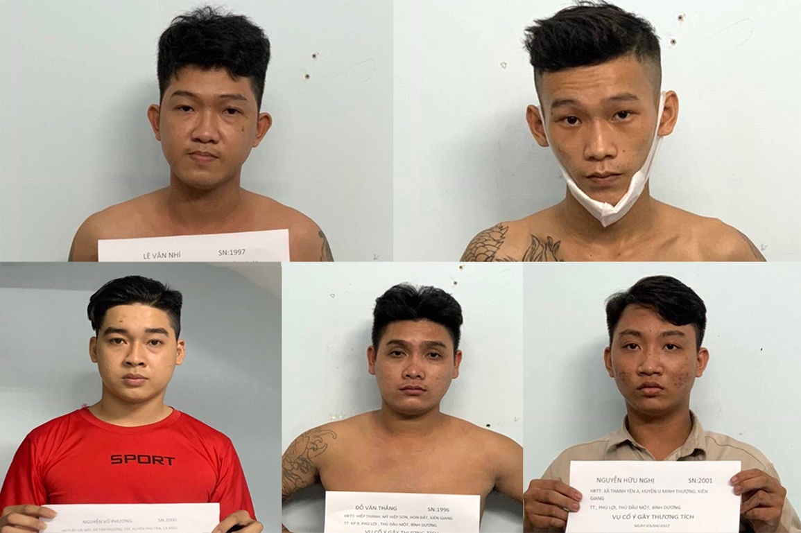 Đôi vợ chồng đi ăn khuya bất ngờ bị nhóm người đánh hội đồng - 1 Đôi vợ chồng đi ăn khuya bất ngờ bị nhóm người đánh hội đồng - 1