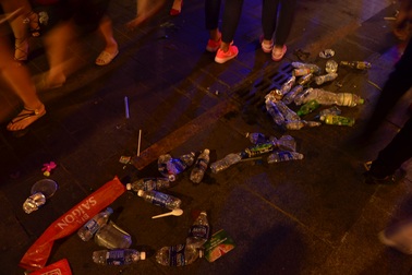 Phố đi bộ Nguyễn Huệ ngập rác sau chương trình chào đón năm mới