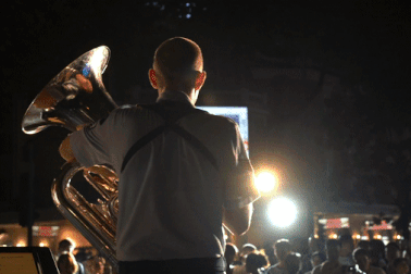 Khán giả phấn khích nghe nhóm nhạc Không quân Mỹ biểu diễn "Trống cơm"