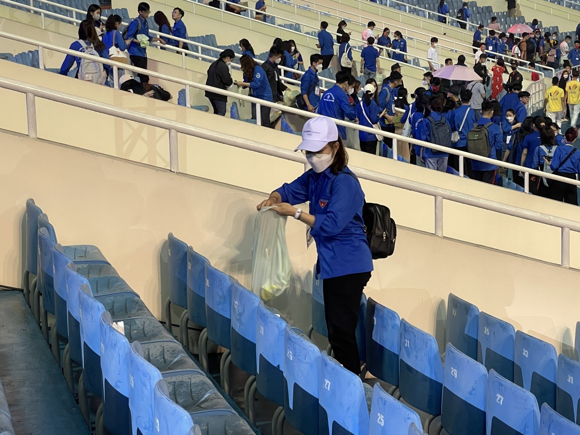 Hình ảnh đẹp sau lễ khai mạc SEA Games: Tình nguyện viên ở lại nhặt rác - 3 Hình ảnh đẹp sau lễ khai mạc SEA Games: Tình nguyện viên ở lại nhặt rác - 3