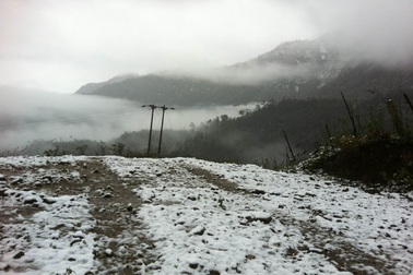 Tuyết rơi ở Sa Pa, mưa lớn gây sạt lở quốc lộ 4D