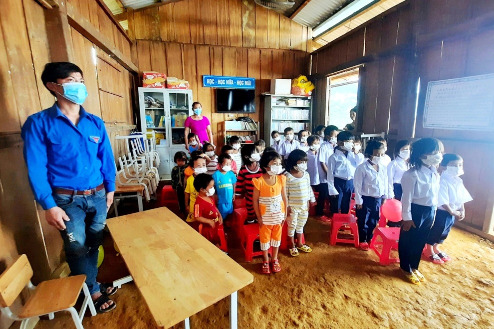 Học sinh Tắk Pổ, Trà Leng rộn ràng trong ngày khai giảng - 4 Học sinh Tắk Pổ, Trà Leng rộn ràng trong ngày khai giảng - 4