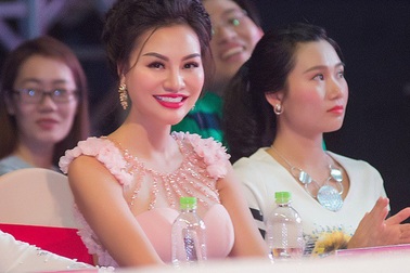 Nữ Hoàng Trần Huyền Nhung quyến rũ ngọt ngào ngồi giám khảo