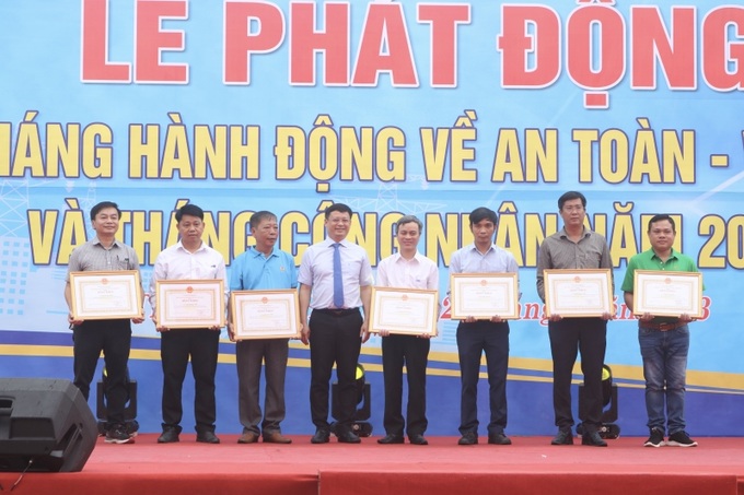 Trao thưởng cho những tập thể, cá nhân xuất sắc trong công tác an toàn vệ sinh lao động năm 2022