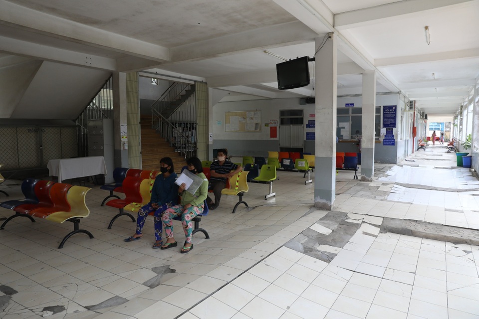 Bệnh viện sụt lún như vừa trải qua động đất - 8