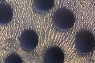 Bí ẩn đốm đen kỳ lạ được tìm thấy trên Sao Hỏa