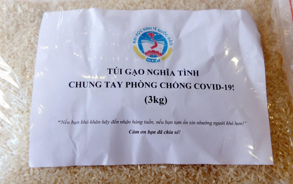Sáng mai 16/4, ĐH Kinh tế quốc dân tổ chức tặng gạo giúp người nghèo - 2 Sáng mai 16/4, ĐH Kinh tế quốc dân tổ chức tặng gạo giúp người nghèo - 2