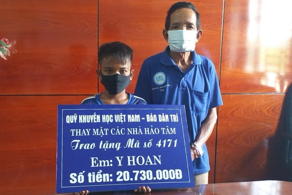Cậu bé nghèo bị trường giam học bạ nhận sổ tiết kiệm 150 triệu đồng - 2 Cậu bé nghèo bị trường giam học bạ nhận sổ tiết kiệm 150 triệu đồng - 2