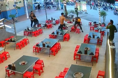 Thanh niên say rượu cầm dao đe dọa người dân, chống đối công an