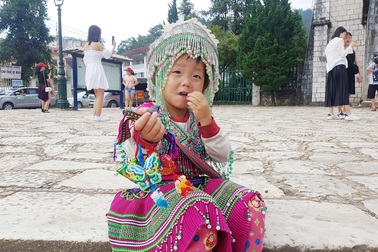 Những đứa trẻ nheo nhóc bán hàng rong mưu sinh ở Sa Pa