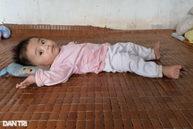 Bố mẹ bỏ đi biệt tích bỏ mặc đứa bé "đỏ hỏn" khóc ngất bên ông bà già yếu