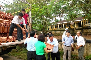 Hơn nửa tỷ đồng lợp mái, lát sân trường học bị thiệt hại do bão