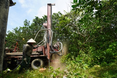 Chi hàng chục triệu đồng đào ao, khoan giếng chống hạn cho cây đặc sản