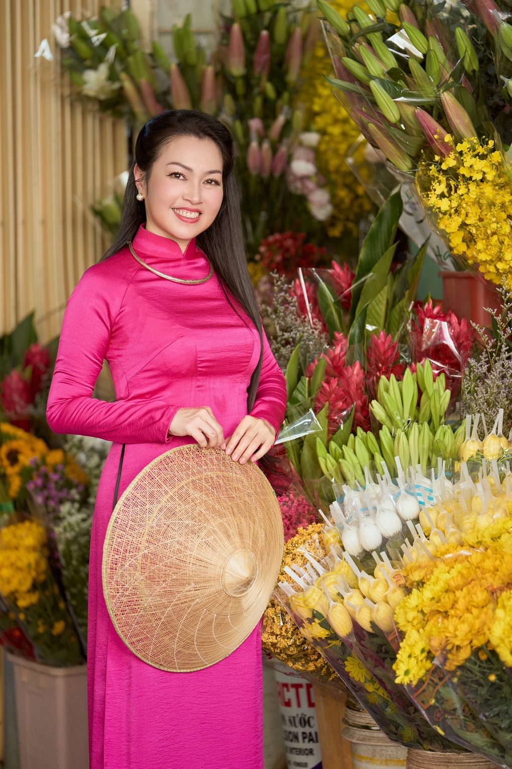 Út Trong Đất phương Nam hiếm hoi lộ diện, khoe dáng với áo dài trên phố - 10 Út Trong Đất phương Nam hiếm hoi lộ diện, khoe dáng với áo dài trên phố - 10