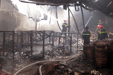 “Bà hoả” thiêu rụi kho hàng của công ty thiết bị điện