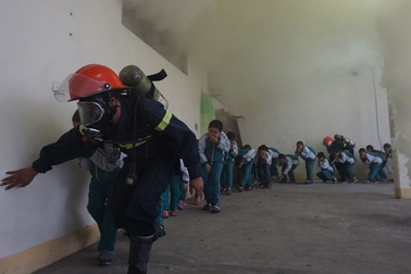 Trang bị kỹ năng thoát hiểm khi có cháy cho học sinh tiểu học