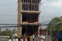 Sập dàn giáo, 4 công nhân rơi từ tầng 4