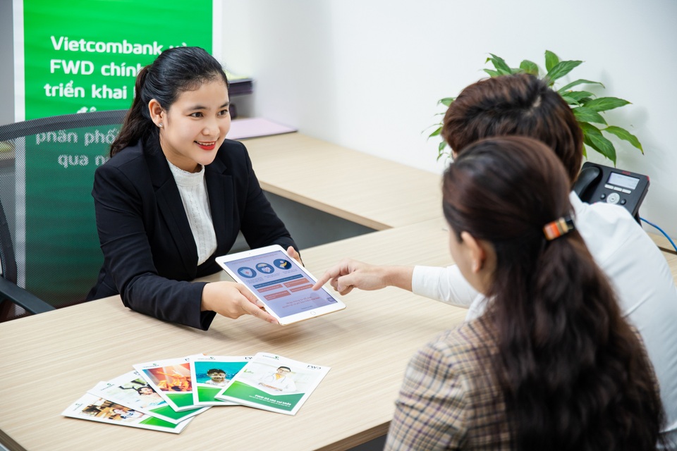 Vietcombank và FWD chính thức triển khai hợp tác độc quyền phân phối bảo hiểm qua ngân hàng - 3 Vietcombank và FWD chính thức triển khai hợp tác độc quyền phân phối bảo hiểm qua ngân hàng - 3
