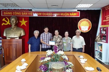 Trường tiểu học Đoàn Thị Điểm trao 100 triệu đồng đến Quỹ Khuyến học Việt Nam để giúp đỡ học sinh, sinh viên nghèo vượt khó