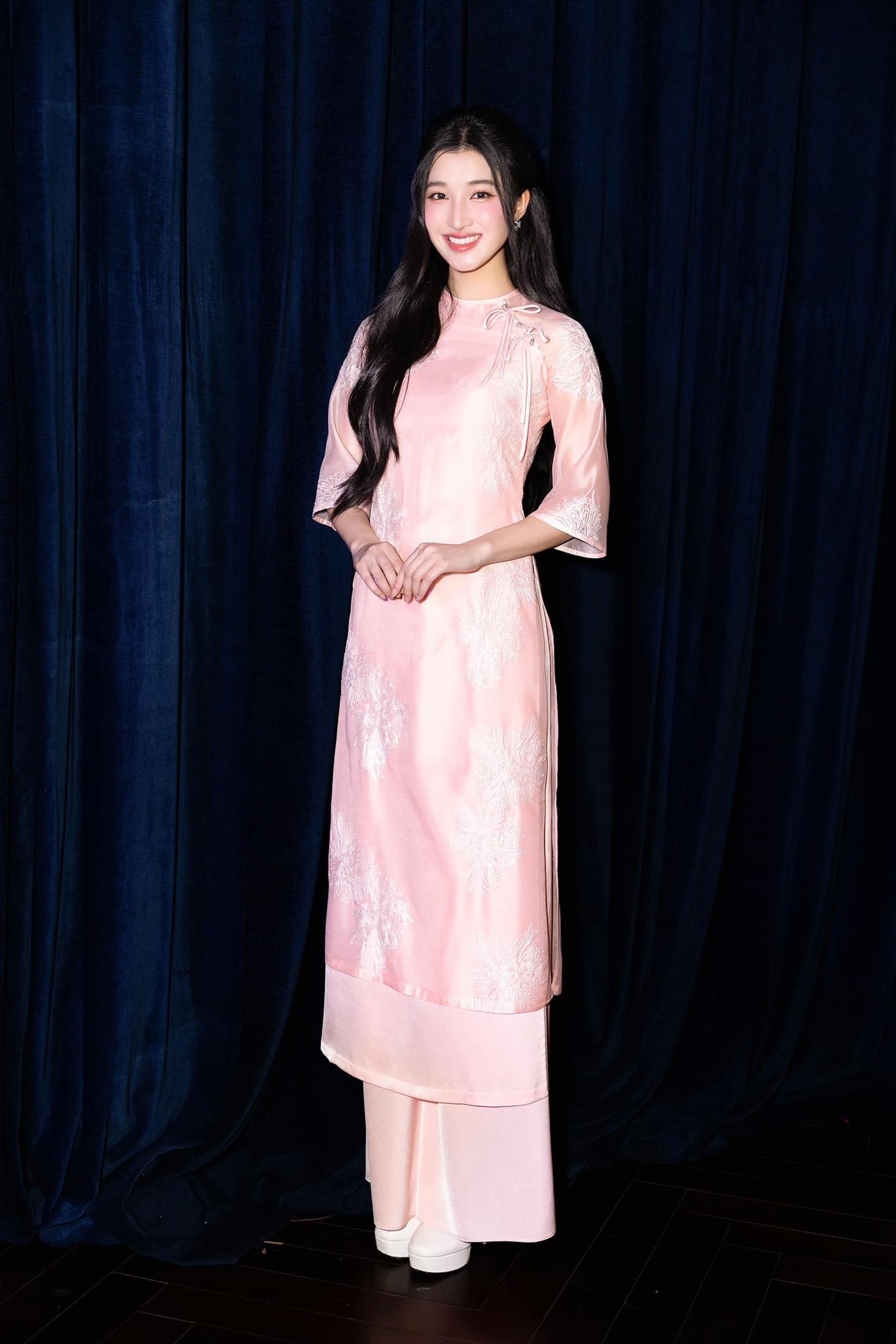 Á hậu Phương Nhi ưa chuộng áo dài nền nã, chuẩn phụ nữ Việt - 3 Á hậu Phương Nhi ưa chuộng áo dài nền nã, chuẩn phụ nữ Việt - 3