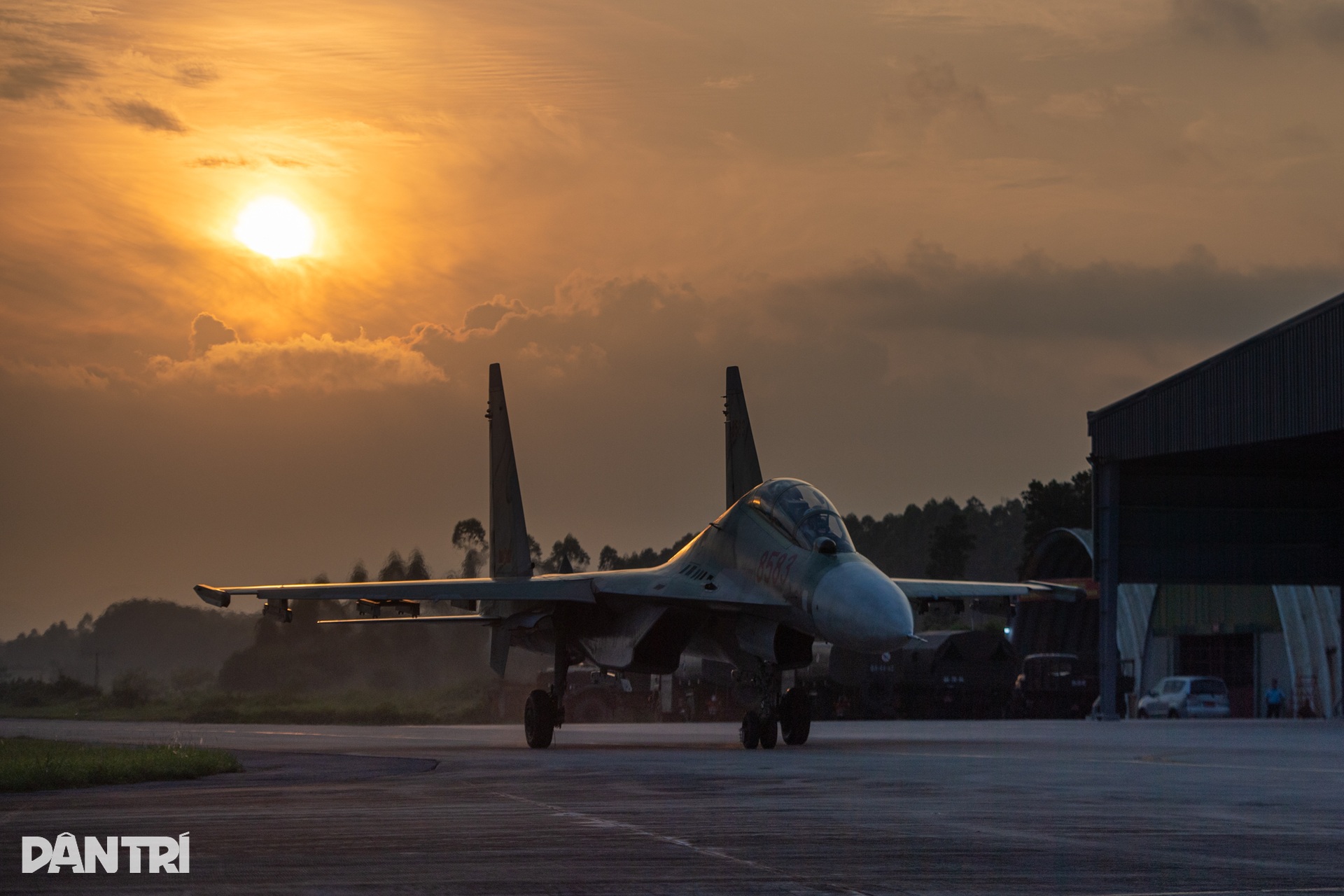 Khoảnh khắc SU-30MK2 xé gió, khí tụ kín lưng cánh như khoác mây trắng - 4 Khoảnh khắc SU-30MK2 xé gió, khí tụ kín lưng cánh như khoác mây trắng - 4