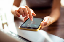 Bạn trai đột nhiên giữ khư khư điện thoại thì có bình thường không?