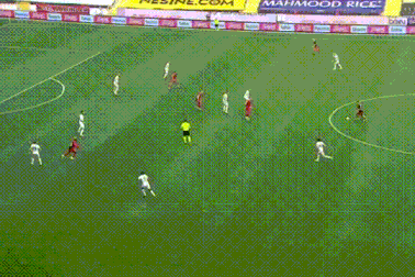 Cầu thủ tung chân đạp mặt đối thủ, khiến nạn nhân khâu 7 mũi