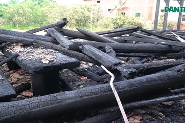 Hiện trường vụ cháy 3 căn nhà gỗ tiền tỷ ở Hà Tĩnh