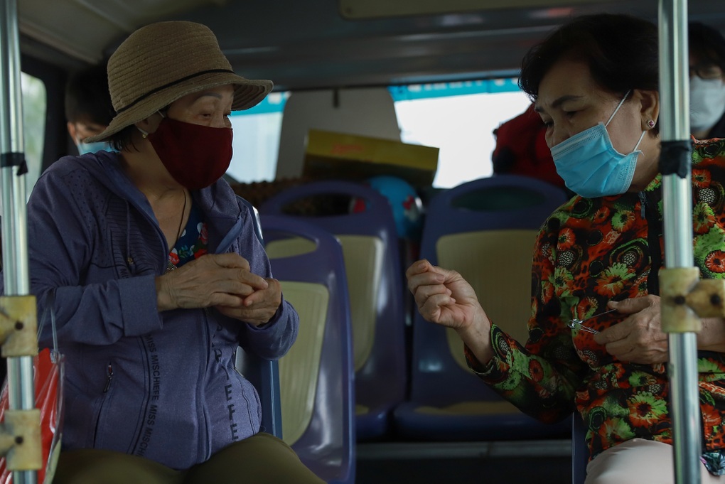 Phụ nữ TPHCM bất ngờ được tặng hoa, quà khi đi xe buýt - 10 Phụ nữ TPHCM bất ngờ được tặng hoa, quà khi đi xe buýt - 10
