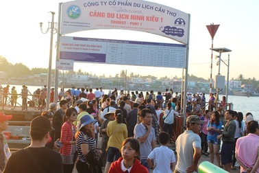 “Nghẹt cứng” du khách tại các bến tàu du ngoạn chợ nổi