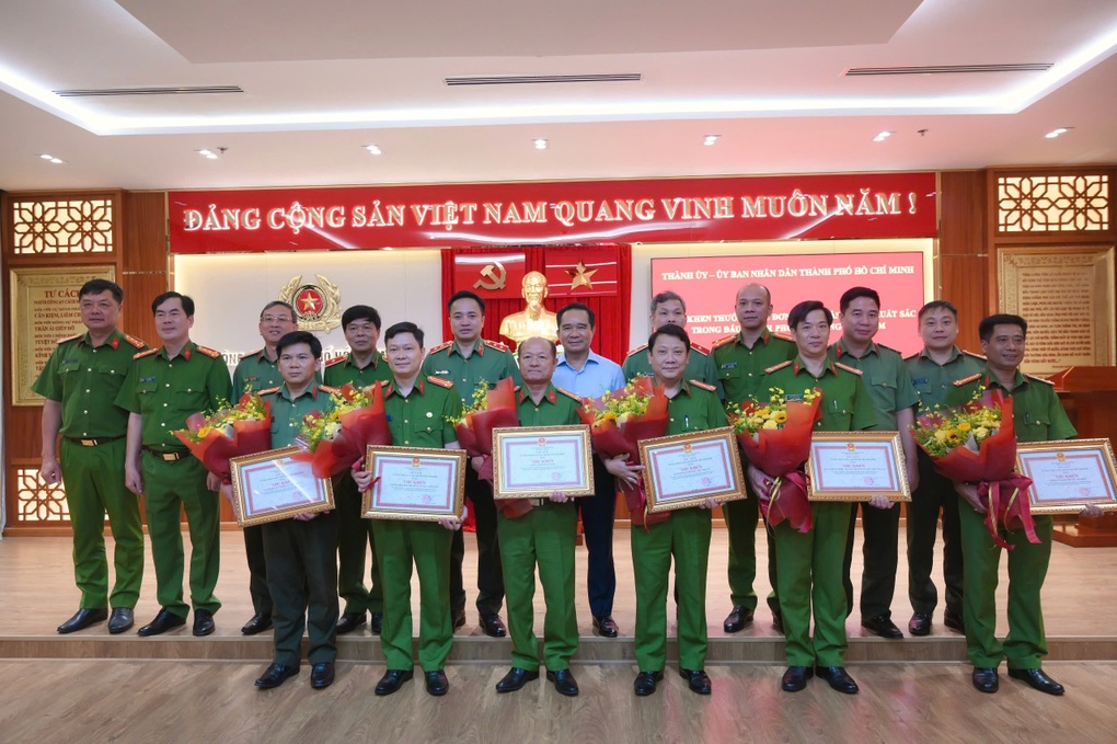 TPHCM khen thưởng 6 đơn vị tham gia bắt 2 sát thủ người nước ngoài - 4