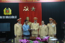 CSGT Thanh Hóa trả lại tiền cho người đánh rơi