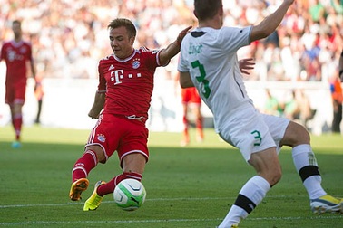Tân binh Gotze tỏa sáng, Bayern Munich đè bẹp Gyori Eto