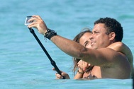 Ronaldo "béo" ngọt ngào cùng người yêu trên biển